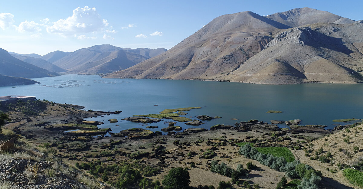 Vatandaşları su kullanım konusunda uyaran Turgut, "Su kaynaklarımızı gelecek nesillerimize bırakacak şekilde kullanmamız gerekmekte. Su en değerli materyalimizdir. Susuz hayat olmaz, buraları korumak zorundayız" dedi.<br>