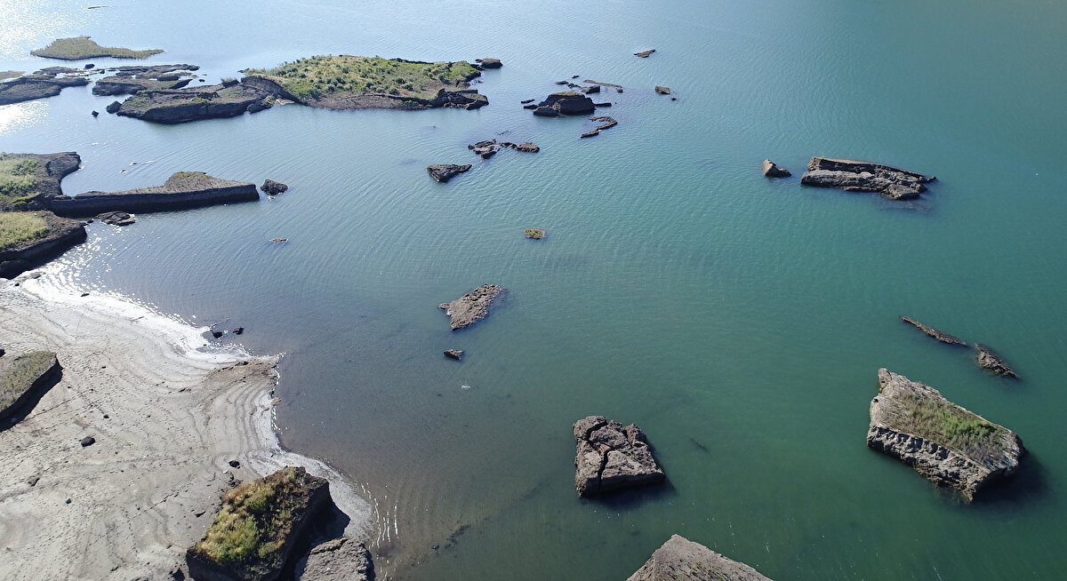 17 bin 600 aracın çıkardığı karbondioksiti yok ediyor<br><br>Adıyaman Üniversitesi Rektörü Prof. Dr. Mehmet Turgut, AA muhabirine, hem doğal hayatı korumak hem de kentin önemli bir turizm merkezi olan yüzen adaları çok önemsediklerini söyledi.