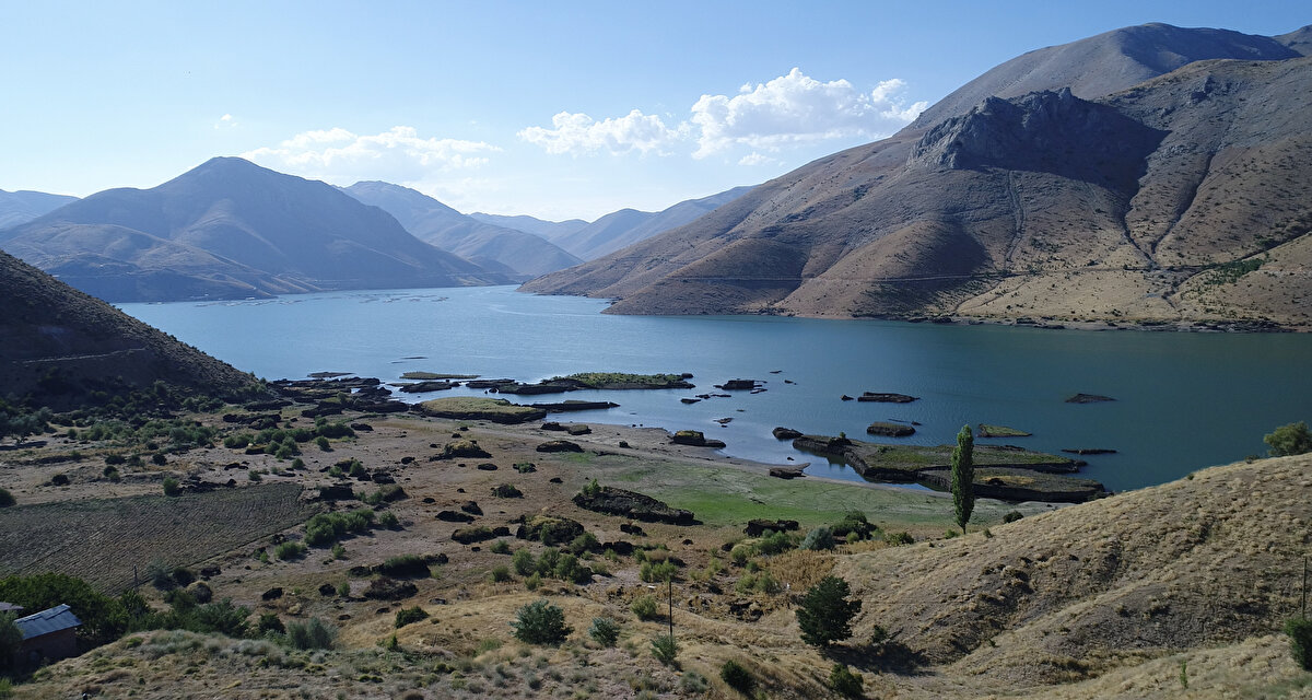 Önceki yıllarda üzerinde ağaç bulunan onlarca adacığın yüzdüğü barajda, bu yıl önemli bir değişiklik gözlemleniyor. Baraj gölünde 1-2 adacığın kaldığı görülürken, su seviyesinin düştüğü bölgedeki onlarca ada ise kıyıya yakın bölgede zeminde birleşti.
