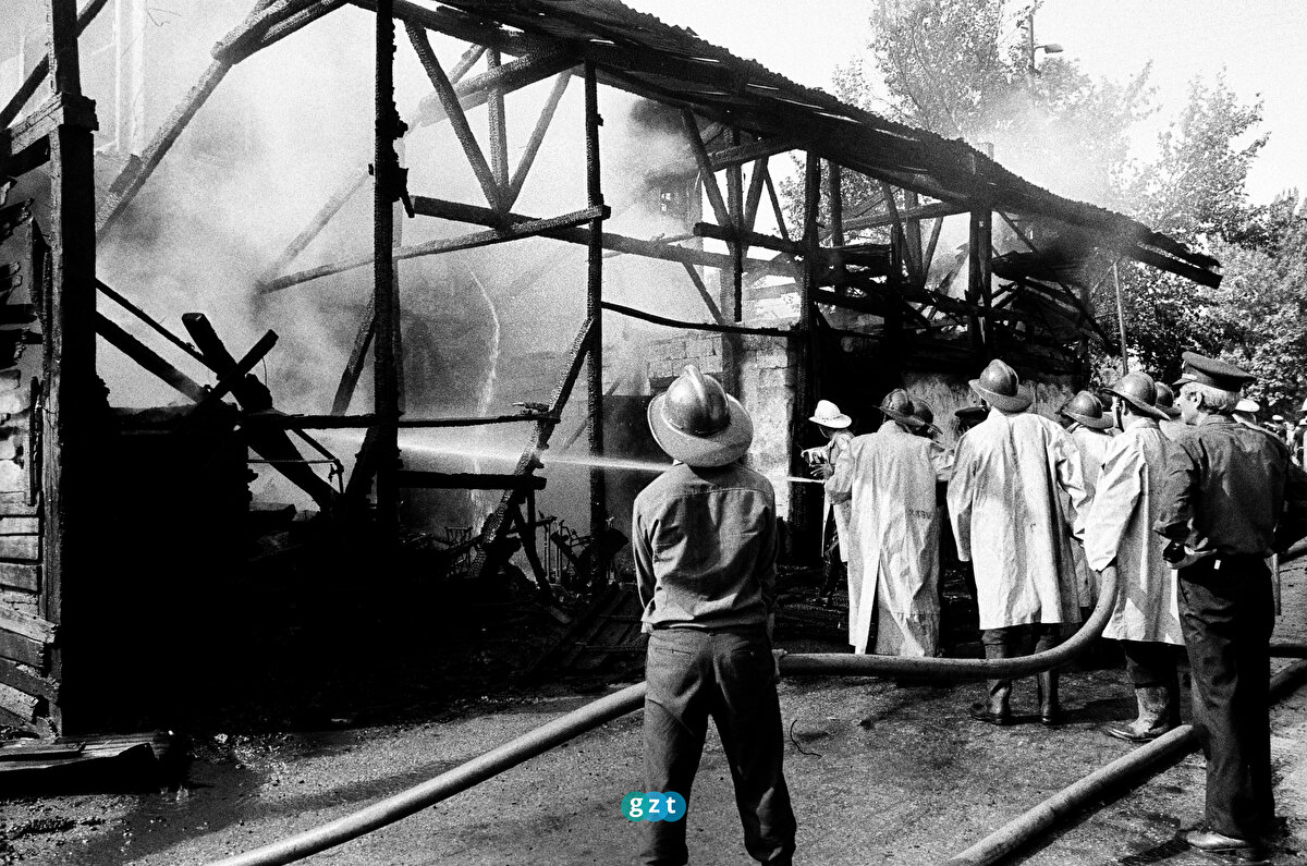 25 Haziran 1981'de itfaiye ekipleri İstanbul Caddesi'ndeki yangına müdahale ederken