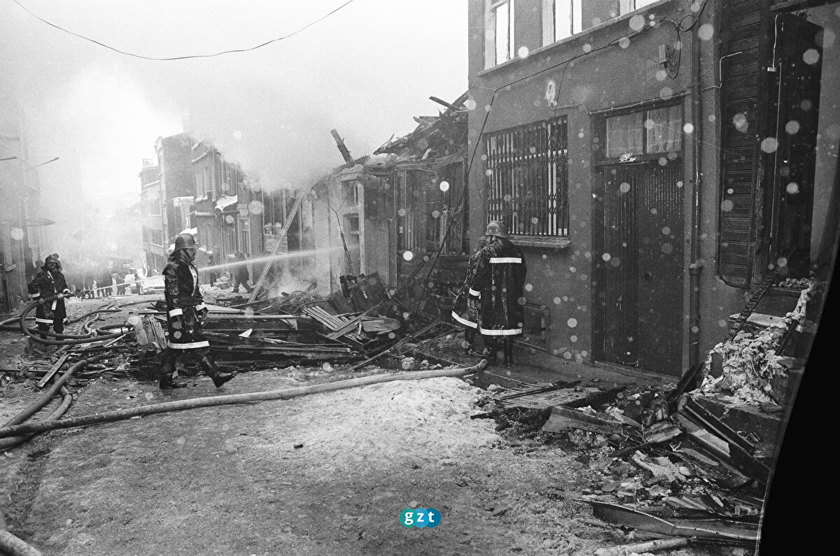 İtfaiye ekipleri, 24 Şubat 1983'te Beşiktaş'ta bir evde çıkan yangına müdahale ederken