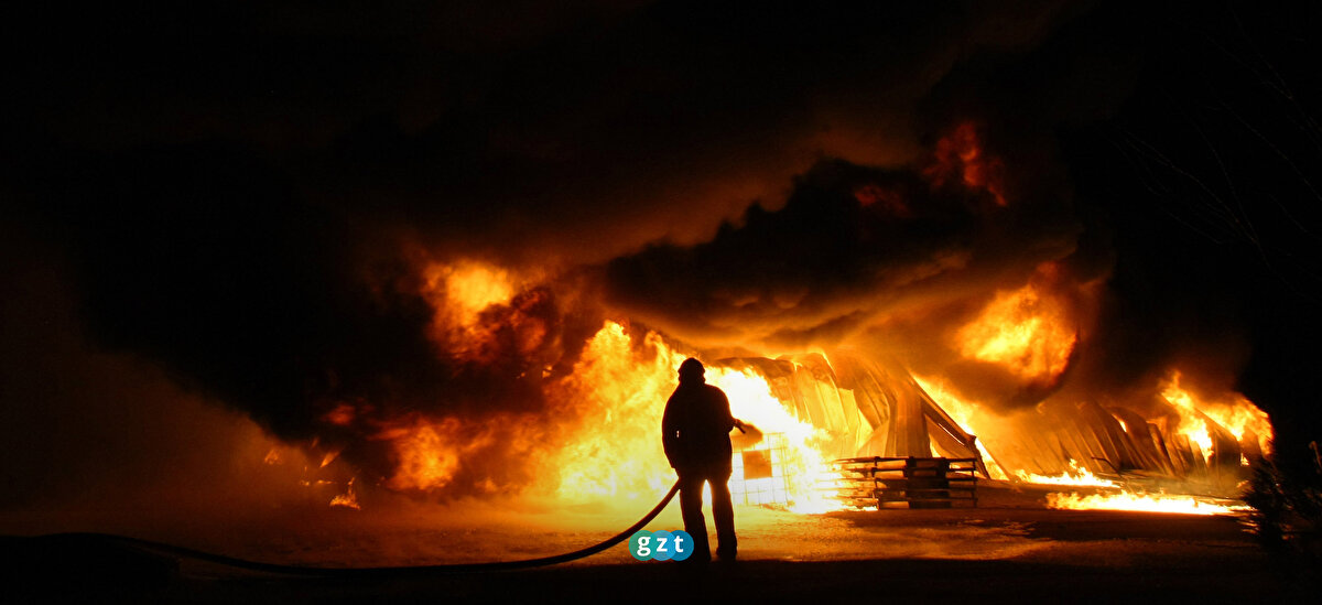 22 Mart 2011'de itfaiye ekipleri, Ankara Eryaman'da bir yatak ve sünger fabrikasında çıkan yangına müdahale ederken