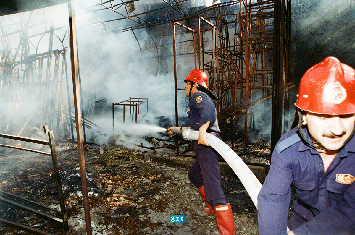 14 Ekim 1999'da İzmir'in Basmane semtindeki eski Arkeoloji Müzesi'nin bahçesindeki otların tutuşmasıyla başlayan yangın, İzmir Büyükşehir Belediyesi İtfaiye ekiplerinin müdahalesiyle büyümeden söndürülmüştü