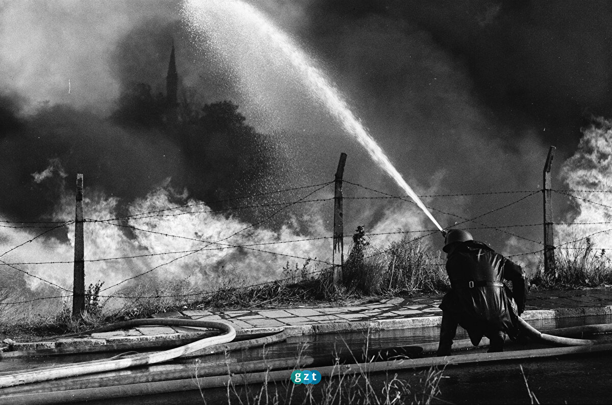 8 Ekim 1984'te İstanbul Belediyesinin Balat'taki yaş sebze ve meyve deposunda çıkan yangına müdahale ederken