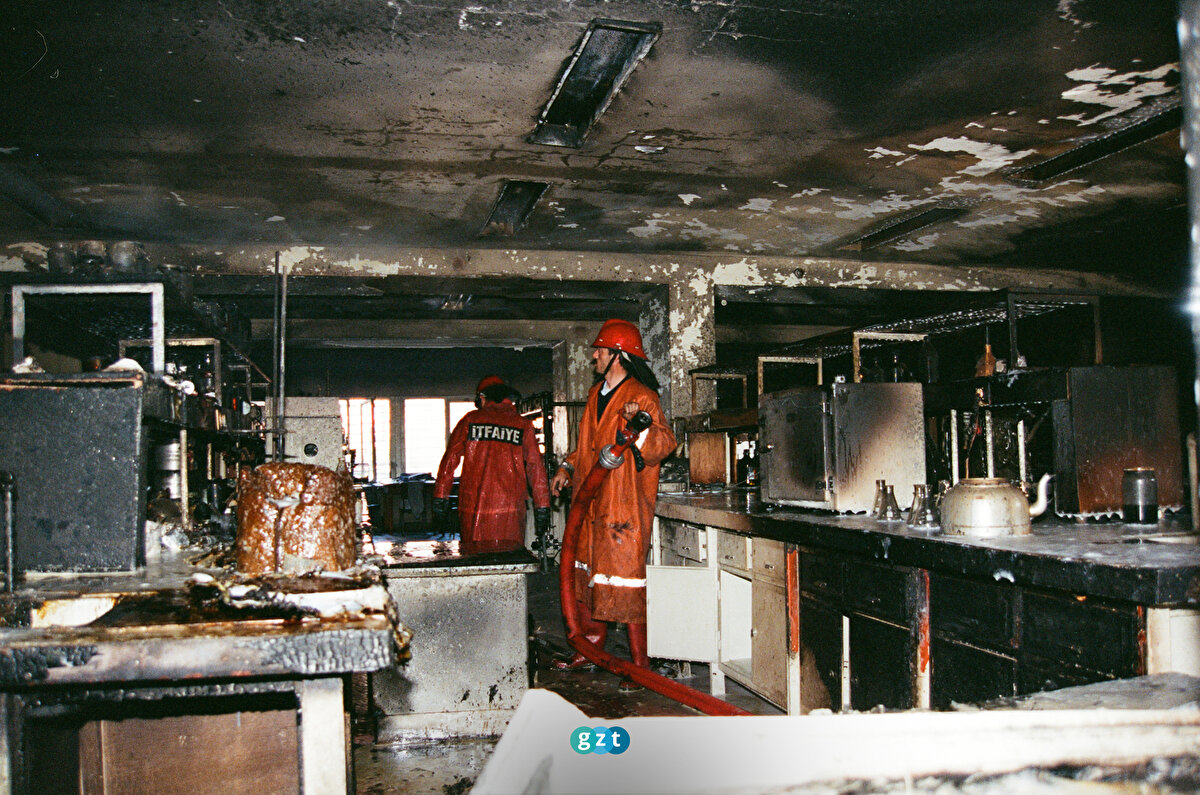 İtfaiye ekipleri, 12 Nisan 1998'de Ankara Üniversitesi Fen Fakültesi Kimya Mühendisliği bölümü laboratuvarında çıkan yangına müdahale ederken