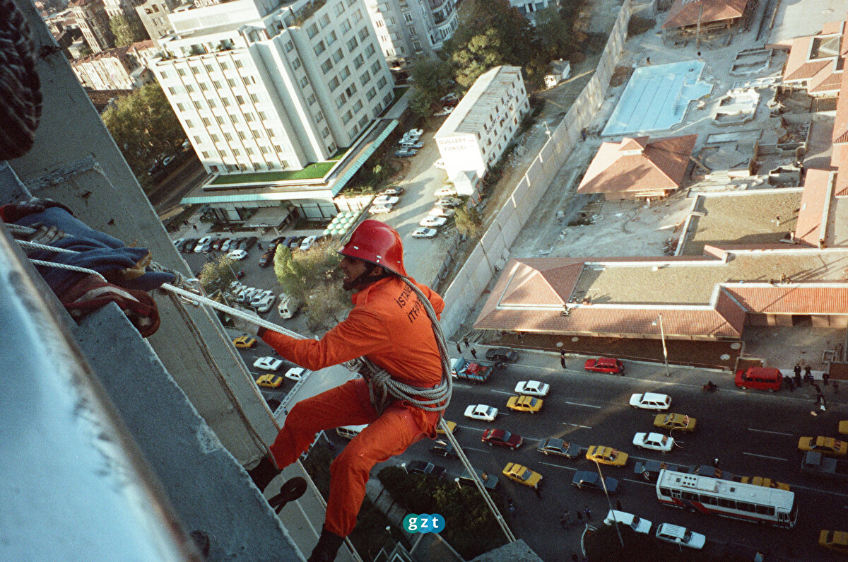 2 Kasım 1993'te İstanbul itfaiyesine bağlı ekipler, Sheraton Otel'inde yangın ve kurtarma tatbikatı gerçekleştirmişti. Tatbikatta, binanın değişik katlarında temsili olarak mahsur kalan kişiler, itfaiye tarafından kurtarılmıştı