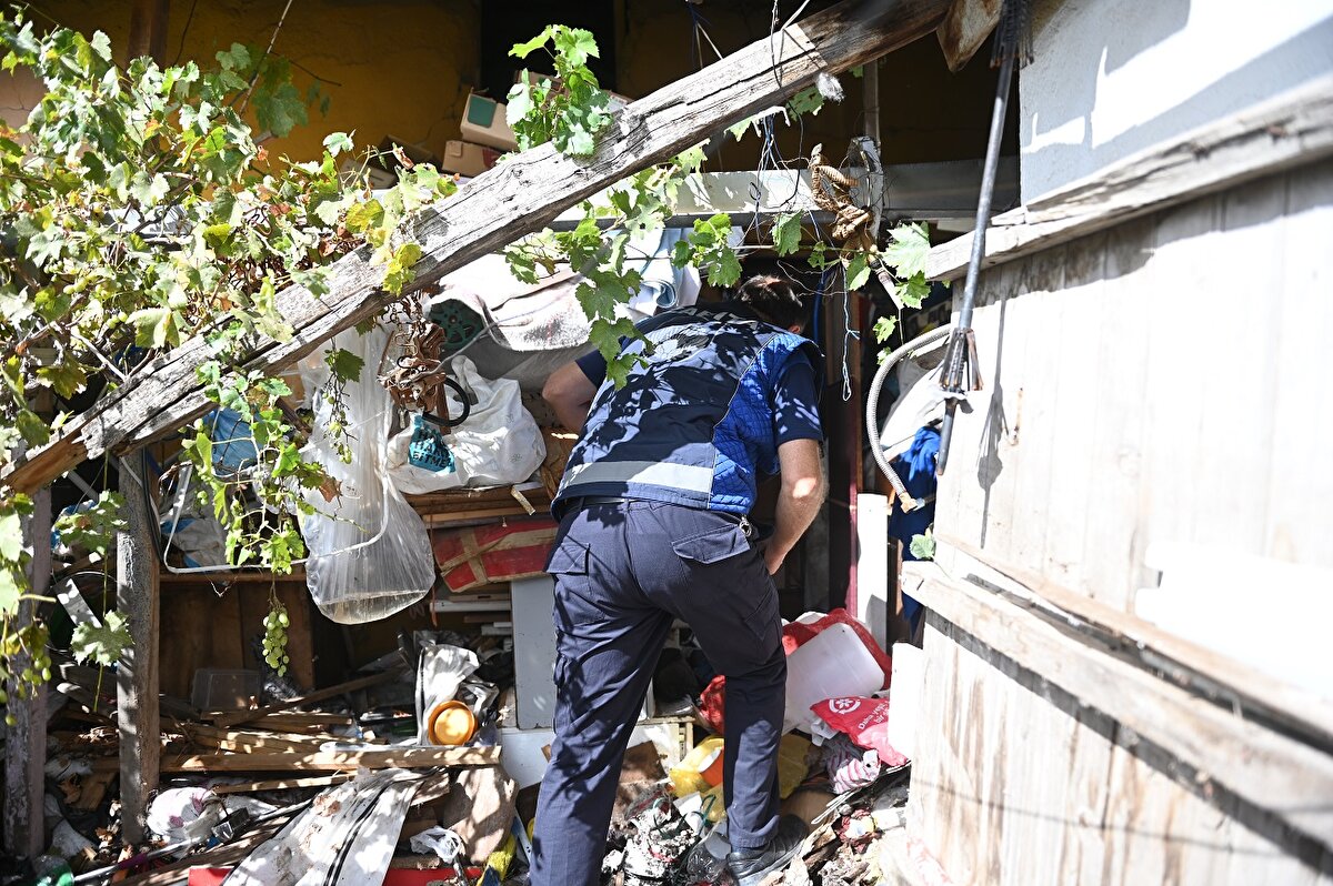 Saatler süren çalışma sonucu temizlik ekipleri; kıyafetten mutfak gereçlerine, cam ve tekstilden onlarca plastik ürüne kadar evden iki kamyon atık malzeme ve çöp çıkardı.
