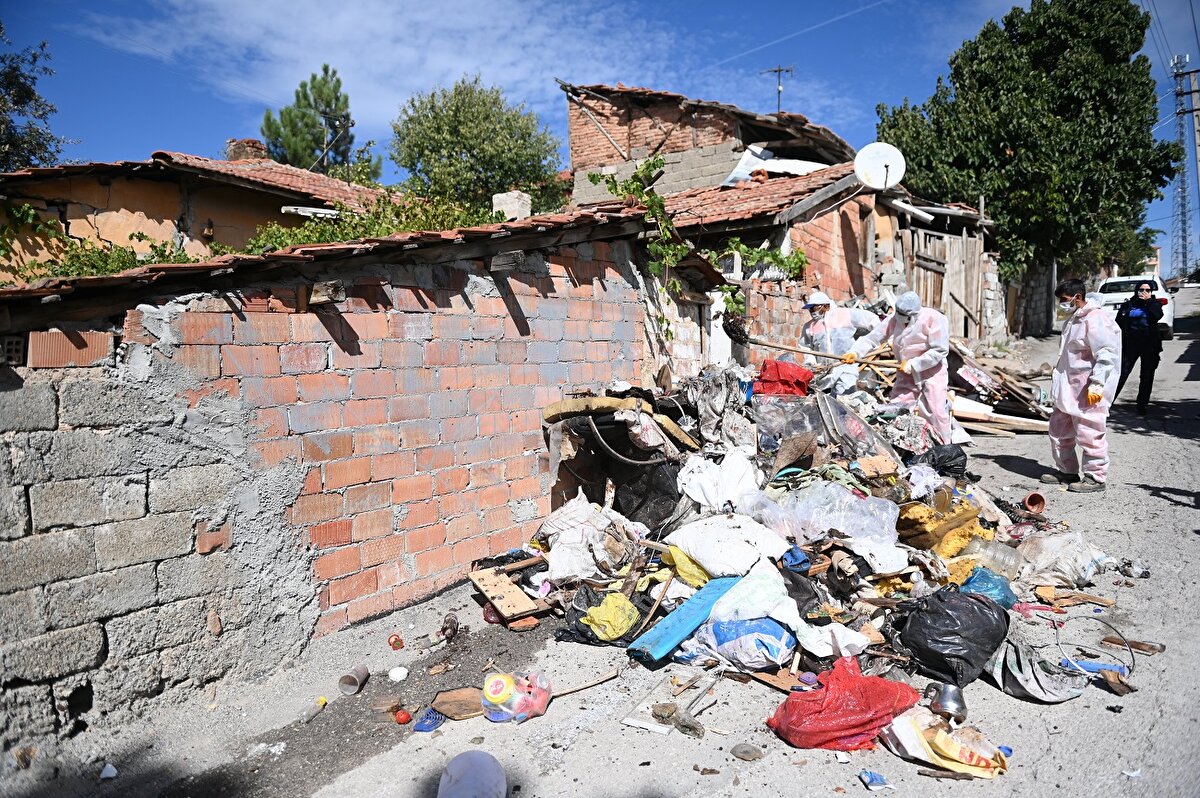 Temizlik ve çöp taşıma çalışmaları sonrası yaşlı çift, ekiplerce dezenfekte edilen eve alındı.