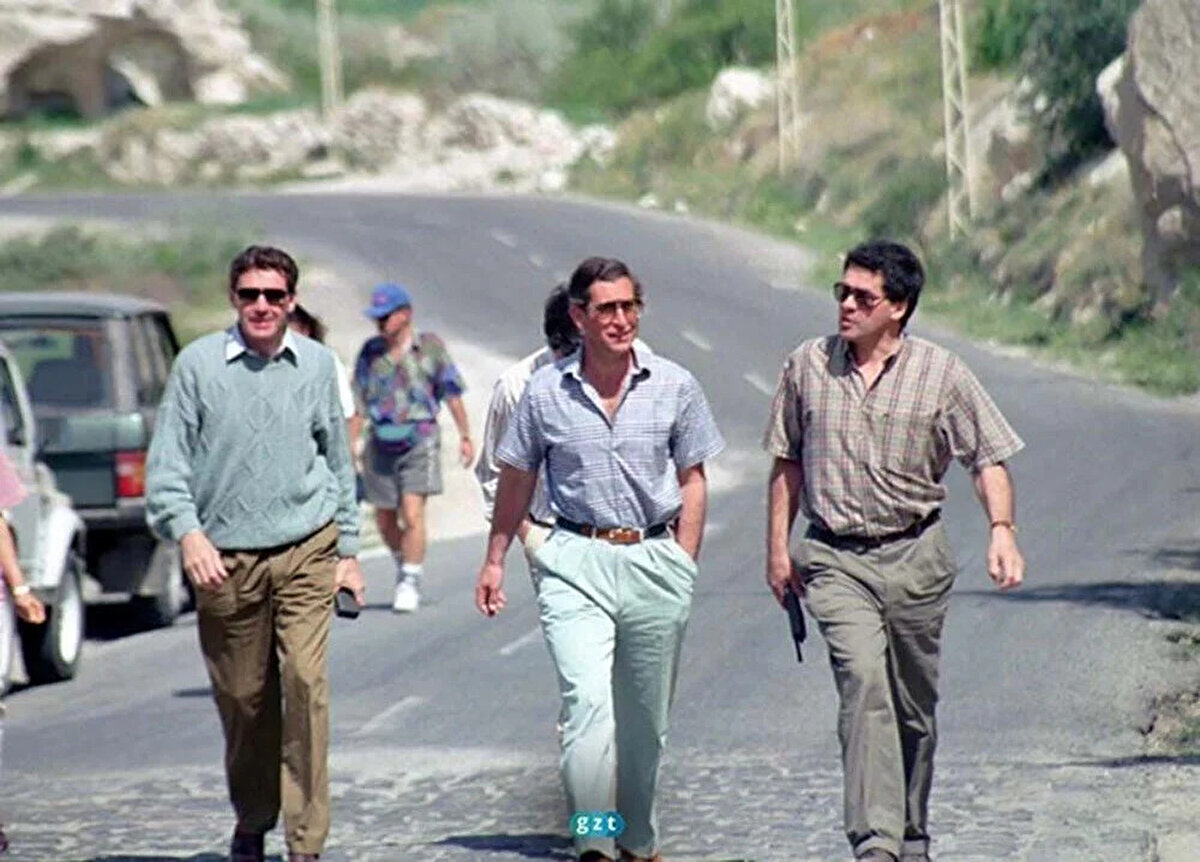 İngiltere Kralı III. Charles'ın 1989 yılında Kapadokya bölgesinde 4 gün misafir olduğu otel odasındaki "Prens Charles burada konakladı" tabelası Charles'ın kral olmasının ardından değiştirildi.