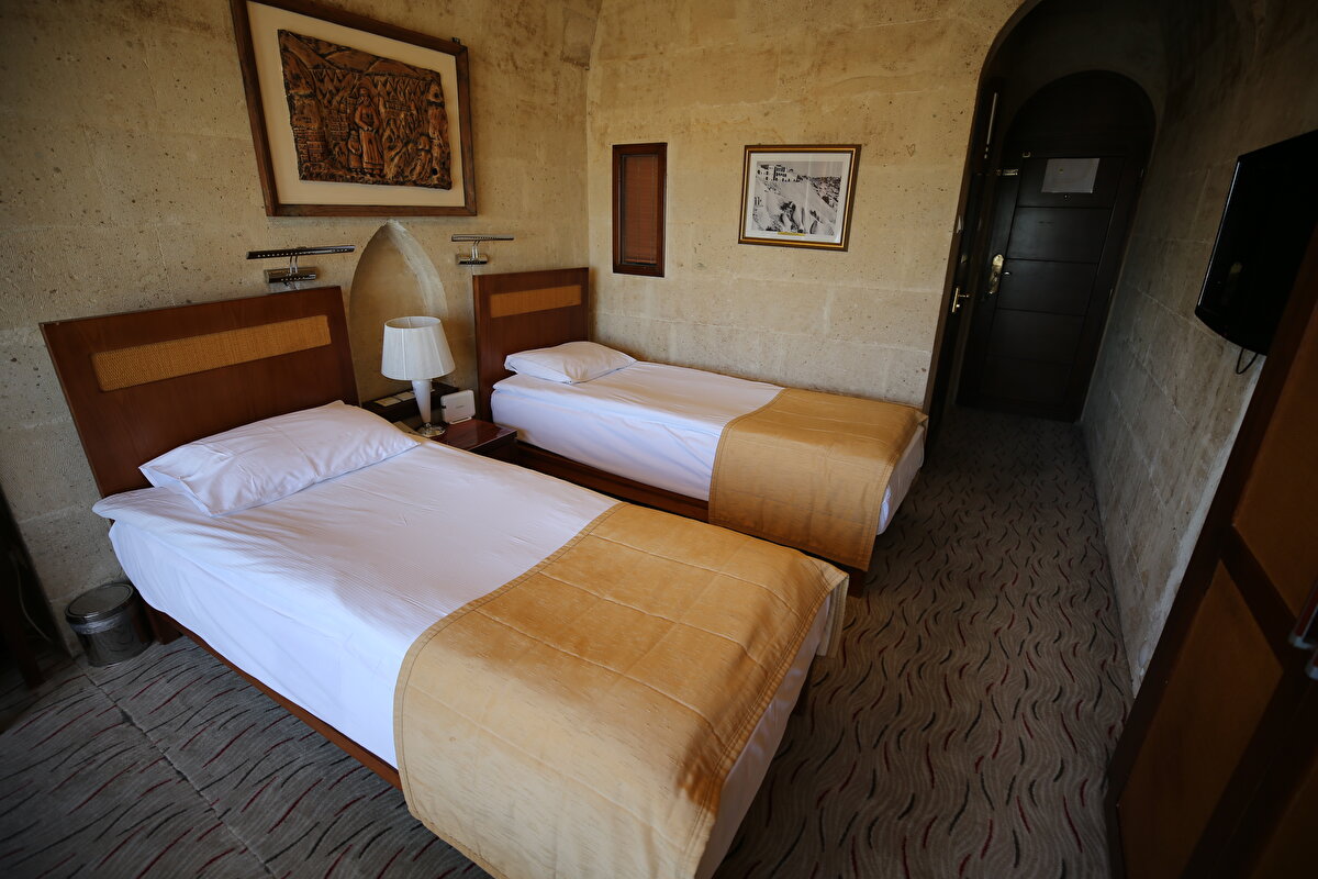 Otel Müdürü Seçkin Özerler, "İngiltere Kralı Prens Charles, prenslik döneminde 1989 yılında Kapadokya’yı ziyarete geldiğinde tesisimizde 4 gece konaklamış. Kendisi bölgenin tadını çıkarmış ve geziler yaparak ülkesine gitmişti. Dolayısıyla biz de bunu anlamlandırmak adına, tıpkı tesisimizde konaklayan diğer başka ünlü misafirler de olduğu gibi, tesisimizde kaldığı odaya 'Prens Charles bu odada konaklamıştır' diye tabela asmıştık" dedi.<br><br>