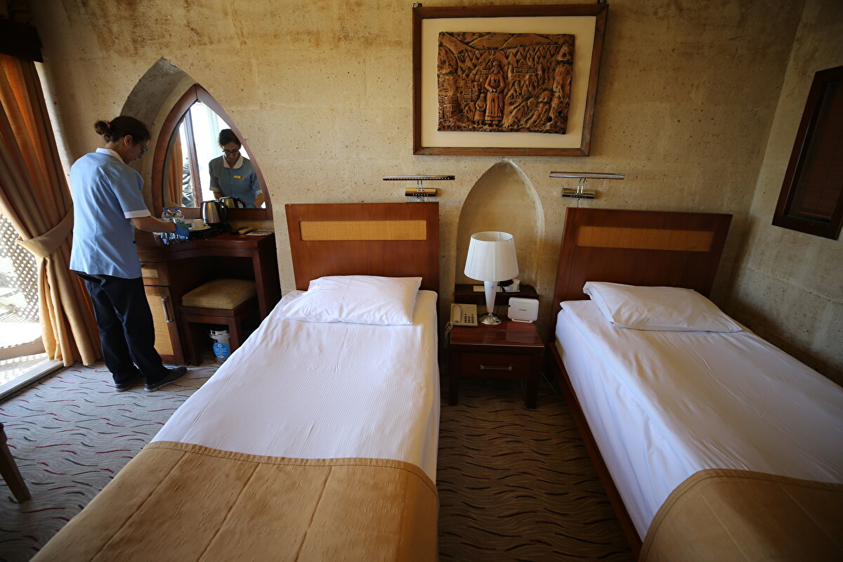 Kraliçe'nin ölümünün ardından Charles'ın kral olması sonrası tabelanın değiştirildiğini anlatan Özerler, "Tabii kendisi kral olduktan sonra bu güncellemeyi odada yapmamız gerekiyordu. Dolayısıyla 'Prens Charles' olan yazısını kaldırıp, yenisi olan ‘Birleşik Krallığın Kralı Kral 3. Charles bu odada kalmıştır’ yazılı olan tabelayı astık" diye konuştu.<br><br>