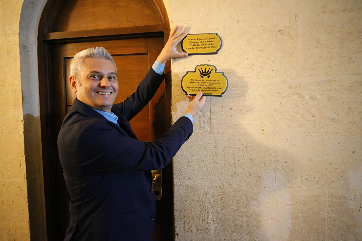 33 yıldır otel odasının girişinde bulunan tabela Charles'ın kral olmasının ardından ‘Birleşik Krallık Kralı 3. Charles bu odada konakladı’ olarak değiştirildi.<br><br>