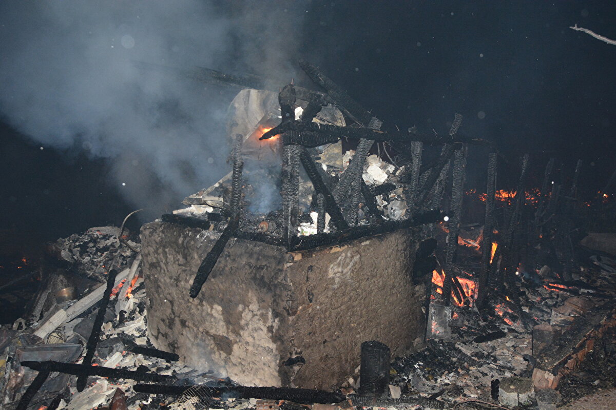 Kısa sürede büyüyen yangın, Sami Zeyrek, Muharrem Sevinç, Osman Karakaş, Ahmet Acar ve Bülent Taşdemir'in evine sıçradı.<br><br>