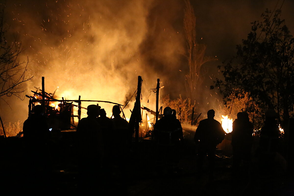 Köydekilerin haber vermesi üzerine bölgeye sevk edilen İnebolu, Abana, Bozkurt, Küre ve Çatalzeytin itfaiye ekipleri ve Orman Bölge Müdürlüğüne ait arazözlerle alevlere müdahale edildi.<br><br>