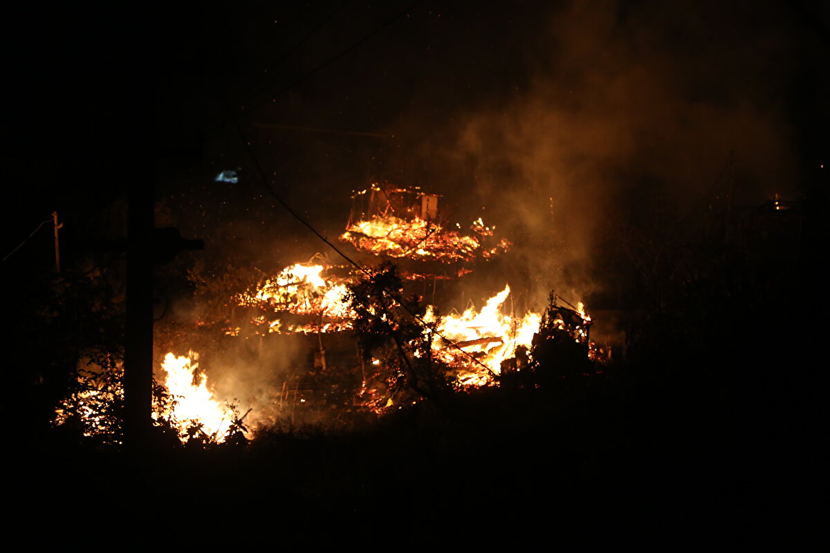 Alınan bilgiye göre, ilçeye bağlı Yamaç köyünde Ömer Ata'ya ait evde henüz öğrenilemeyen nedenle yangın çıktı.