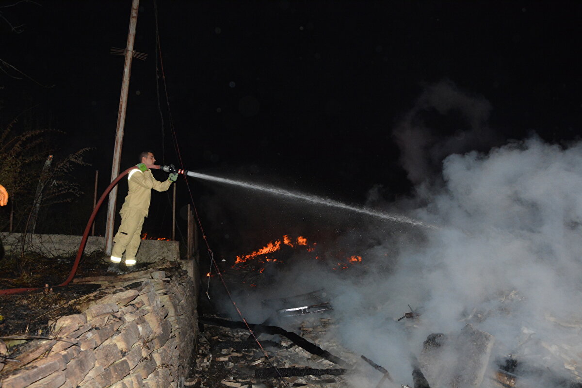 Beş evin tamamen yandığı, bir evin de zarar gördüğü yangın kontrol altına alındı.<br><br>