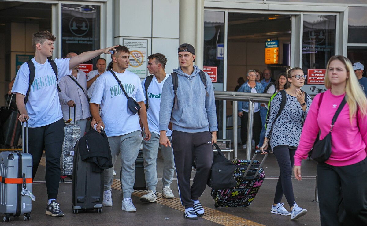 The Guardian'ın haberine göre, Putin'in geçen hafta ülkesinin yedek güçlerini kısmen seferber ettiğini açıklamasının ardından bazı Ruslar, özel jetlerle ülkeden kaçmak için 27 bin dolara (yaklşaık 500 bin lira) kadar para ödüyor.<br><br>Habere göre, özel jet uçuşları sunan şirketler, Rusya'dan tek yönlü uçuş taleplerinde keskin bir artış bildirdi. Ruslar, şu anda özel bir uçakta bir koltuk için 21 bin 500 (yaklaşık 397 bin lira) ile 27 bin dolar (yaklaşık 500 bin lira) arasında ücret ödüyor.<br><br>