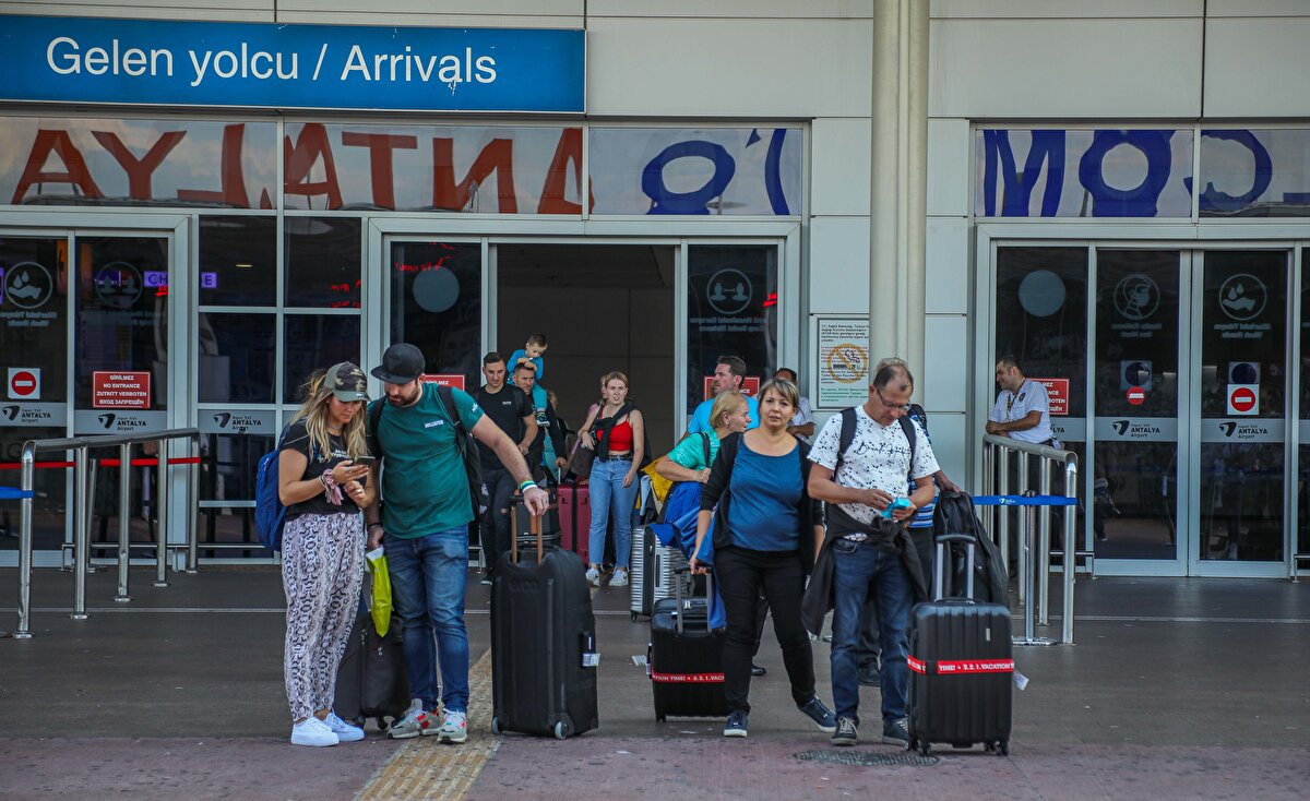 The Guardian, Rusların ağırlıklı olarak Türkiye, Ermenistan ve Azerbaycan da dahil olmak üzere vizesiz girişlerine izin veren ülkelere yöneldiğini aktardı. Çünkü daha önce, birçok Avrupa ülkesi, seferberlikten kaçan Rusların girmesine izin vermeyeceklerini açıklamış ve birçoğu Ukrayna savaşı nedeniyle uygulanan yaptırımlar nedeniyle Rus turistleri çoktan engellemişti.<br><br>Your Charter'ın adlı özel uçuş şirketinin yöneticisi Yevgeny Bikov, gazeteye seferberlikten önce Rusya’dan günde yaklaşık 50 talep aldıklarını, ancak bu sayının şimdi günde 5 bine çıktığını söyledi. <br><br>