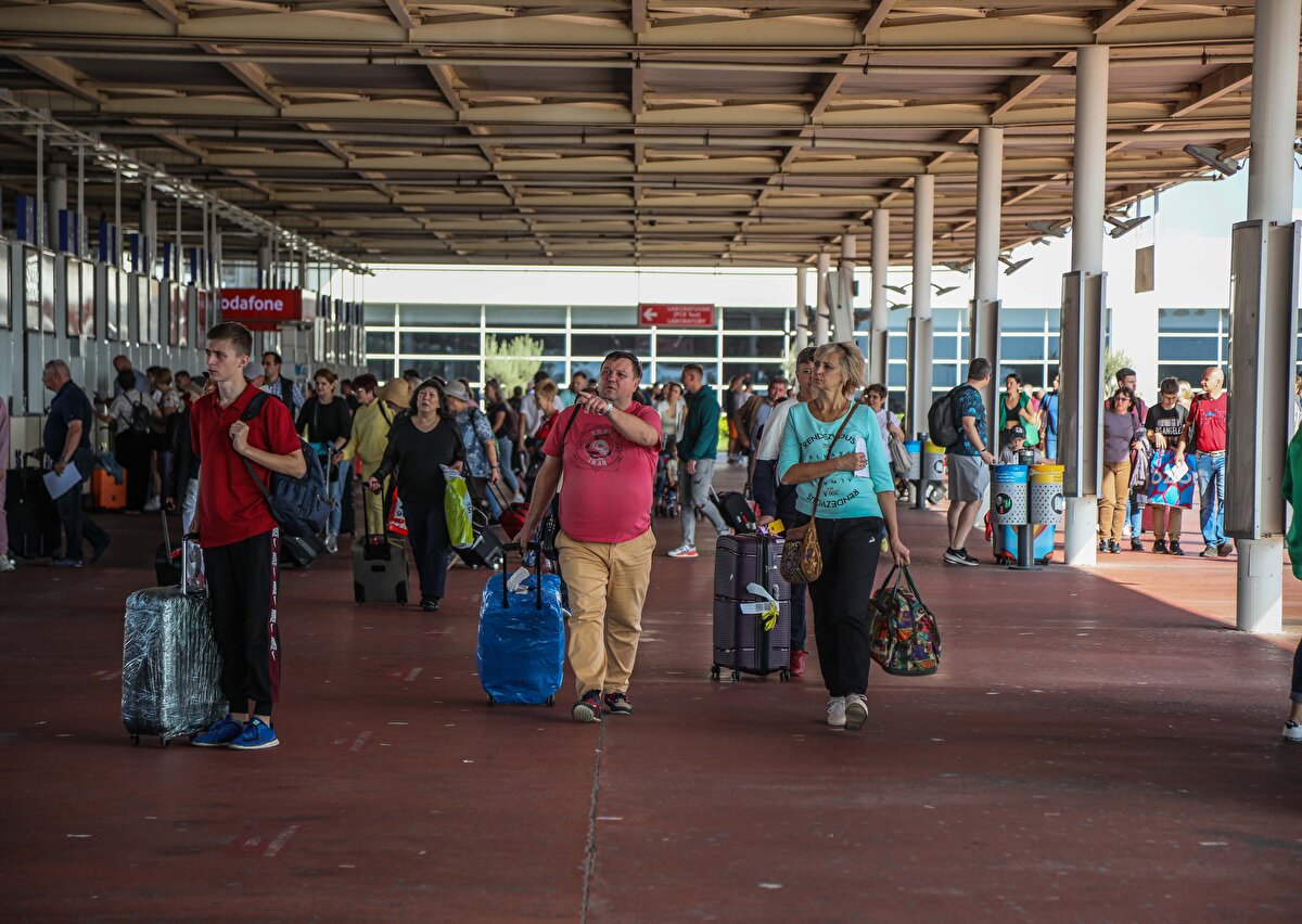 Öte yandan durumu iyi olmayan Ruslar, Gürcistan, Finlandiya ve Kazakistan sınırlarında yoğunluk oluştururken daha varlıklı Ruslar kaçmanın farklı yollarını arıyor. <br><br>