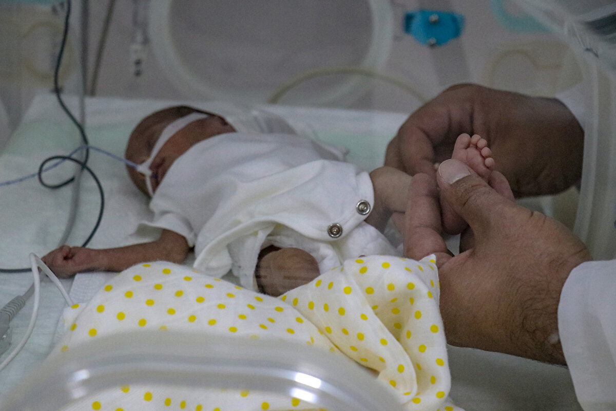 İnsanların dertlerine çare olabilmek için doktor olmayı seçen ve hayata tutunduğu yenidoğan yoğun bakım ünitesinde göreve başlayan Bucağa, kendisi gibi prematüre doğan bebeklerin sağlığına kavuşması için çaba harcıyor.<br><br>Tedavisiyle yakından ilgilenen doktor ve hemşirelerle birlikte çalışan Bucağa, AA muhabirine, çocukluğundan bu yana doktor olmanın hayalini kurduğunu ve bunun için çok çalıştığını söyledi.