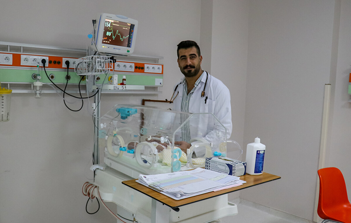 Şahabettin ve Songül Bucağa çiftinin iki çocuğundan biri olan Ferhat Bucağa, 1998'de hastanenin kadın doğum servisinde 630 gram olarak dünyaya geldi.<br><br>Yenidoğan yoğun bakım ünitesinde verdiği 2,5 aylık yaşam mücadelesinin ardından iyileşerek ailesine teslim edilen Bucağa, başarılı bir eğitim sürecinin ardından kazandığı Van YYÜ Tıp Fakültesi'ni de dereceyle bitirdi.