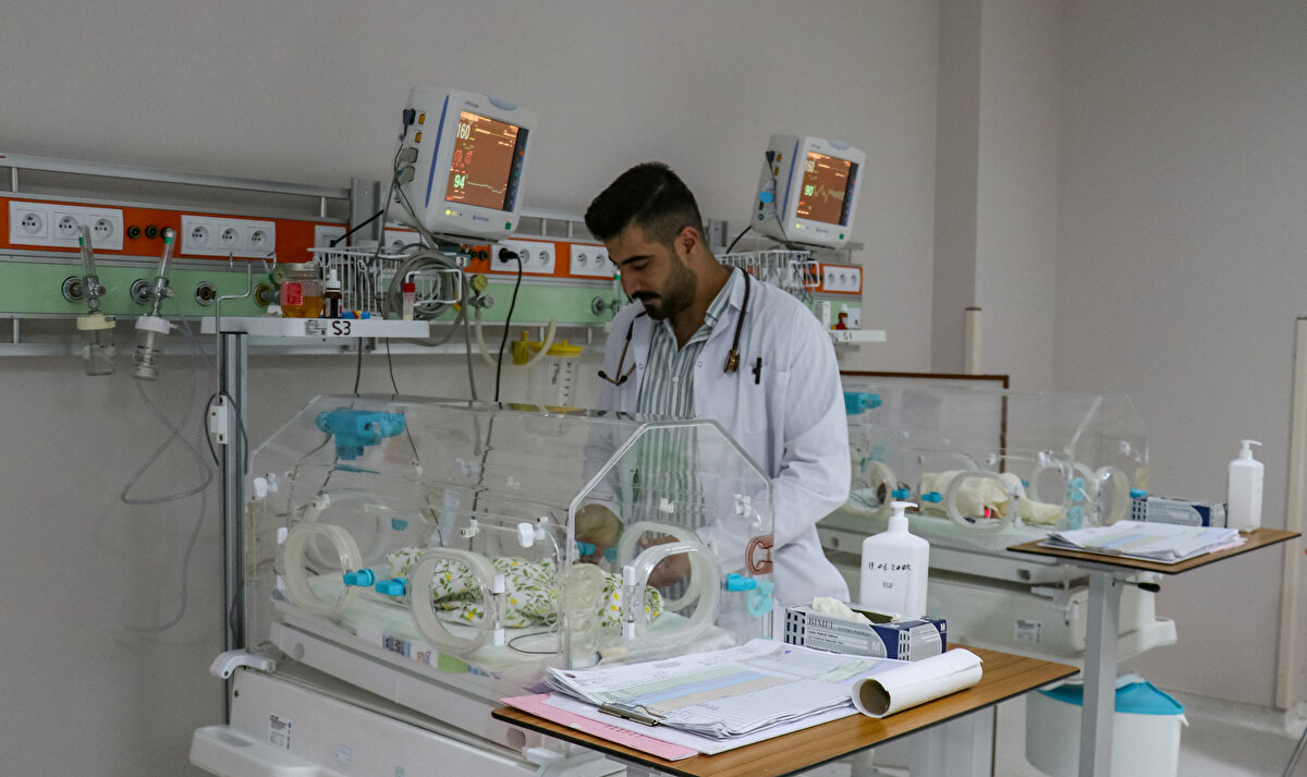 "500-600 gram ağırlığında sayısız bebek büyüttük"<br><br>Van YYÜ Çocuk Sağlığı ve Hastalıkları Ana Bilim Dalı Başkanı Prof. Dr. Oğuz Tuncer de hastanelerinde 1996 yılında kurdukları yenidoğan yoğun bakım ünitesinin Van ve çevre illere hizmet verdiğini aktardı.