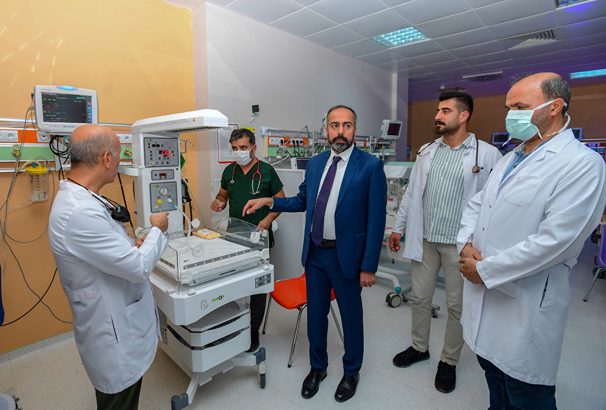 "630 gram ağırlığında doğan Ferhat kardeşimiz, Allah'ın takdiri ve doktorlarımızın desteğiyle yaşama tutunmuş, büyümüş, azimle çalışmış en iyi liselerde okumuş. Daha sonra üniversitemizin tıp fakültesini kazanmış. Çocuk Sağlığı ve Hastalıkları Ana Bilim Dalı Başkanı Prof. Dr. Oğuz Tuncer hocamızın destekleri ve çabasıyla şu an yaklaşık 60 küvezle yenidoğan yoğun bakım ünitesinde hizmet veriyor. Temelini atacağımız yeni acil binamızın en üst katında çok modern bir yenidoğan yoğun bakım ünitesi, çocuk yoğun bakım ünitesi ve anne oteli yapacağız. Ferhat gibi doktorlarımız da gelip burada hizmet edecek, hastalara şifa olacaklar"