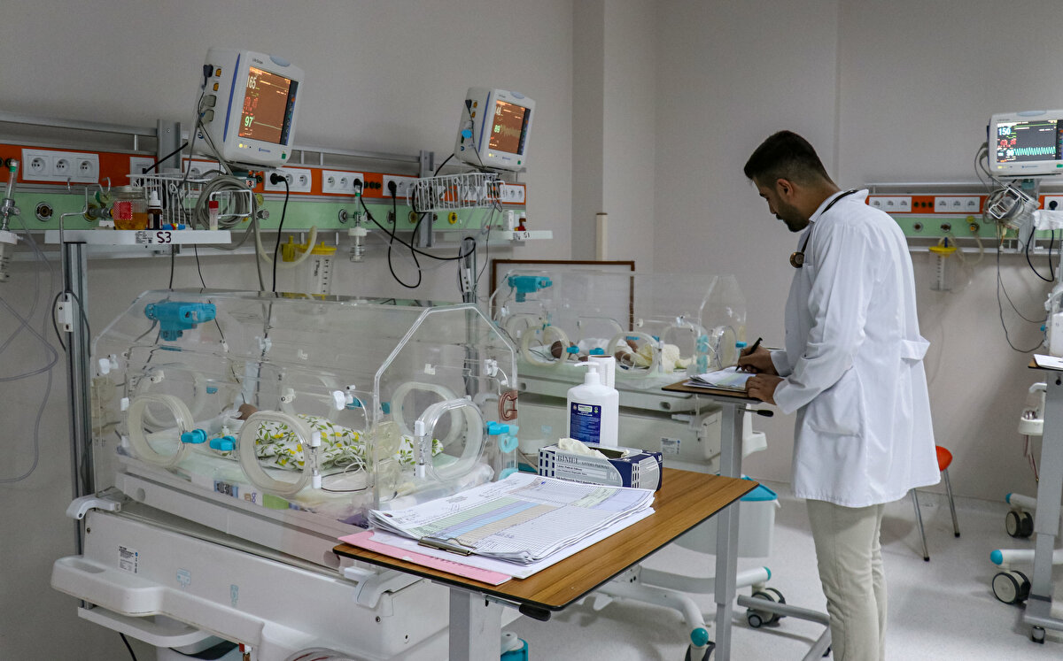 Kendisini tedavi eden doktor ve hemşirelerle çalışmaktan da büyük mutluluk duyduğunu dile getiren Bucağa, "Oğuz Tuncer hocamız yıllar önce hastanemize yenidoğan servisini açmış. '500-600 gramlık çocukların yaşama tutunmalarını sağlamaya çalışacağım' demiş. O çocuklardan biriyim ve şu an onunla çalışıyorum. Ona büyük bir saygı duyuyorum. Hocamız ilk günkü heyecanlıyla tüm bebeklerle teker teker ilgileniyor, tedavilerini yapıyor. Bu durum beni çok mutlu ediyor" diye konuştu.