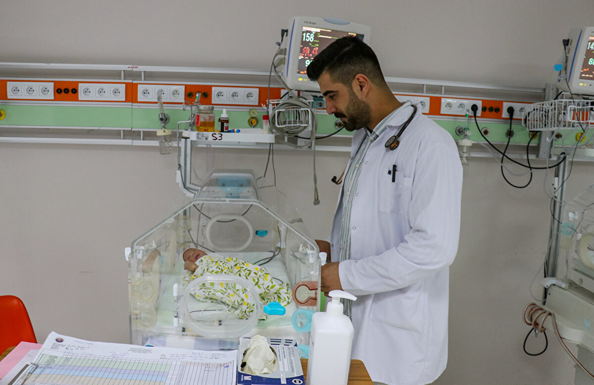 "Hakikaten inanılmaz bir duygu. 1996 yılında buraya geldiğimizde 1500 gram altı bebekler 'yaşamaz' olarak biliniyordu. Şu an bırakın 1500'ü 475 gram ağırlığında bebekleri dahi büyütüyoruz. Bunlardan biri de 1998 yılında 630 gram ağırlığında dünyaya gelen Dr. Ferhat kardeşimizdir. Elimizde büyüdü. Bugüne kadar hemşire, tekniker ve doktor olarak 500-600 gram ağırlığında sayısız bebek büyüttük. Cep telefonu büyüklüğünde, 630 gram olan bir bebeği büyütüyorsunuz. Şimdi siz profesör olmuşsunuz. Bu bebek öğrenci olarak size geliyor. Eğitim veriyorsunuz, mezun edip kendi safınıza katıyorsunuz. Bu çok büyük bir mutluluk"