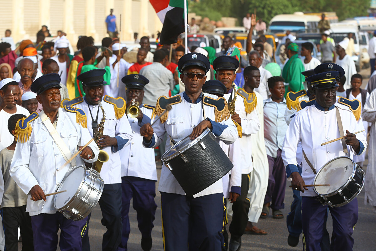 Burhaniye Camisi’nden hareket eden ve askerî bandonun da eşlik ettiği yüzlerce Sudanlı, dualar ve ilahiler eşliğinde Seccane bölgesindeki Mevlid-i Nebevi Meydanı’na kadar kortej oluşturdu.