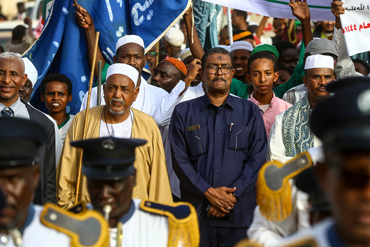 Erkek, kadın, genç ve yaşlıların da büyük bir katılım sağladığı kutlamalara üst düzey yetkililer de önderlik etmeden sadece eşlik ediyor.