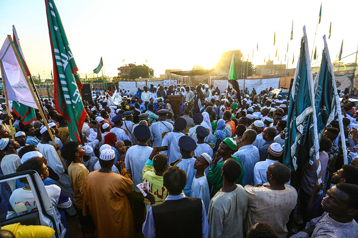 Sudan’da siyasî çalkantılardan ve hükümet baskılarından uzak, her kesimden insanı bir araya getiren geleneksel peygamber alaylarında yeşil bayraklar sallandırılırken davul ve teflerle ritim tutuluyor, sufiler kaside ve ilahiler seslendiriyor.