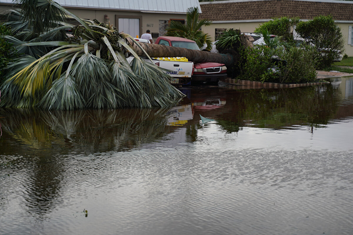 Ulusal Kasırga Merkezi, Florida'nın kuzeydoğusuna ve komşu eyaletlere doğru hareket eden Ian'ın, daha fazla hasara sebep olabileceği ve sağanak yağışların oluşturacağı sel baskınlarının hayati tehlike oluşturabileceği konusunda uyarıda bulundu.<br><br>