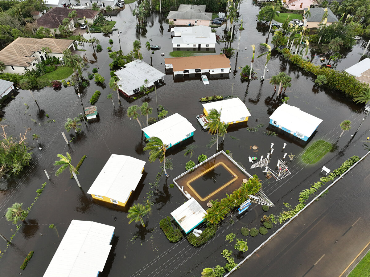 Fort Mayer ve civar kasabalarda sahil çizgisinin, kasırganın getirdiği dalgalar nedeniyle metrelerce içeriye kaydığı, insanların denizle birleşen sokaklardaki evlerinde mahsur kaldığı belirtildi.<br><br>