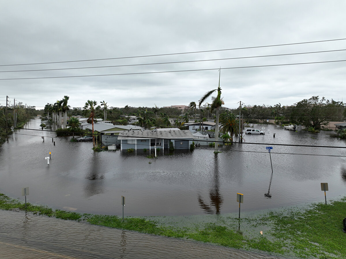 ABD'nin Florida eyaletinde etkili olan Ian Kasırgası sel ve yıkıma yol açtı.