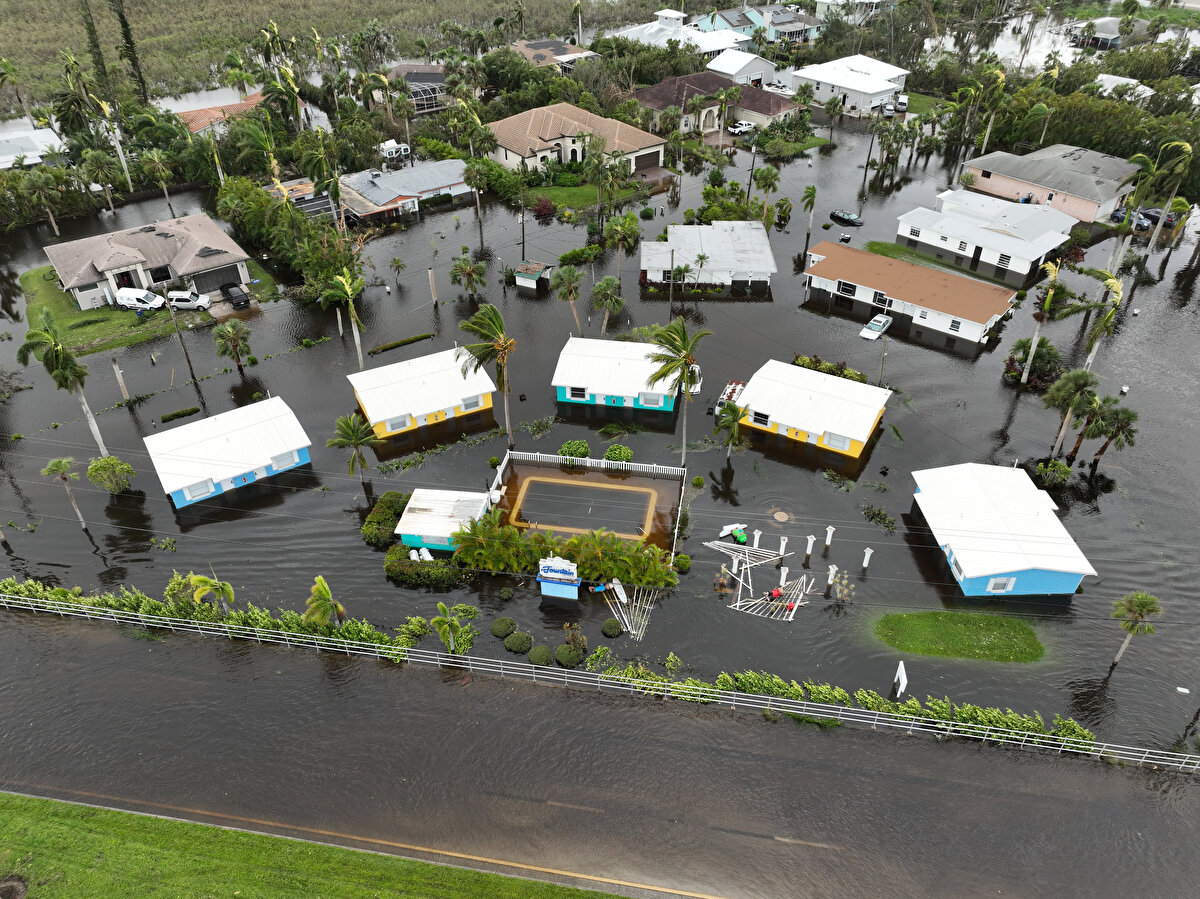 Florida'nın Fort Mayer kasabasından kategori 4 şiddetinde ana karaya ulaşan kasırga, ülkenin içine doğru ilerleyişini sürdürürken, geçtiği yerlerde sular altında kalmış binlerce araç, çatısı uçmuş ve giriş katı sular altında kalmış evlerle, sokaklarda yıkılmış ağaçlar bıraktı.