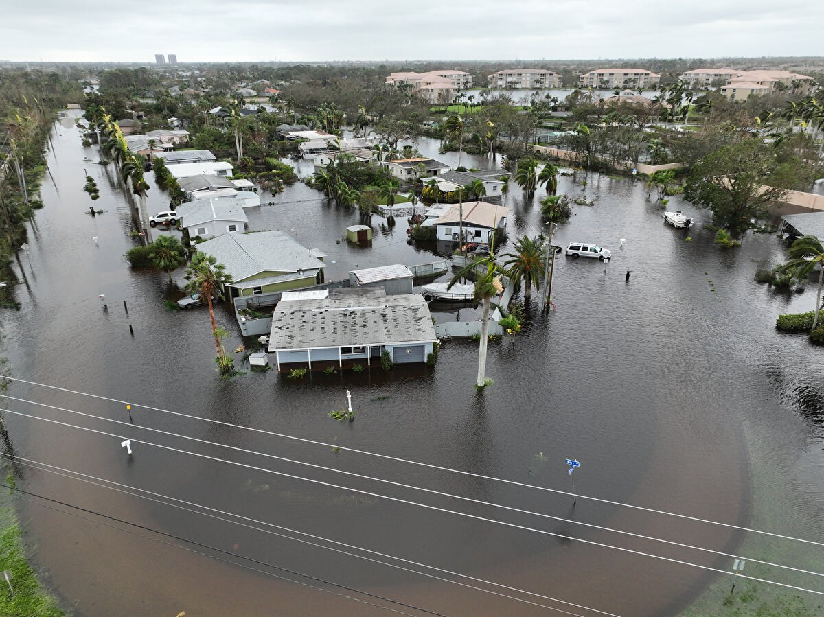 İki milyona yakın kişi elektriksiz kaldı. Birçok bölgede de olağanüstü hal ilan edildi. 