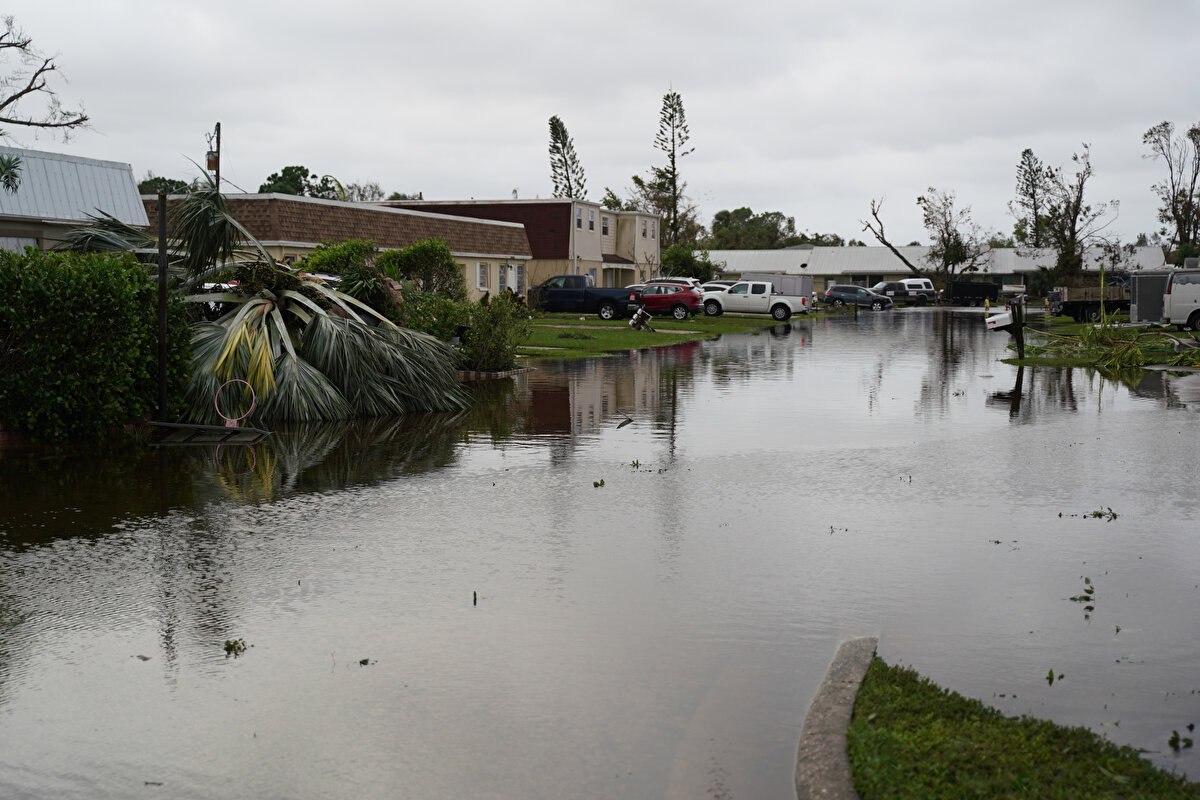 Devrilen elektrik direkleri nedeniyle yollara saçılan kablolar tehlike oluştururken Çevre Koruma Departmanı yetkilileri, eyaletteki bir düzine atık su arıtma tesisini basan sel suları dolayısıyla bakteri ve diğer hastalık sebebi olabilecek organizmaların etrafa yayılabileceği konusunda halkı uyardı.<br><br>