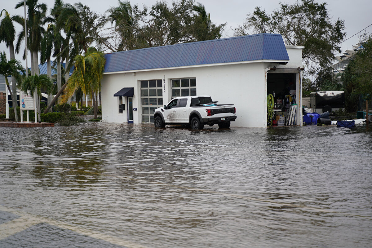 Kasırganın yaklaştığı komşu eyaletler Güney ve Kuzey Carolina ile Georgia'da olağanüstü hal ilen edilirken, Güney Carolina sahillerinde yaklaşık 3 metre yüksekliğinde gelgit hareketleri görüldü.<br><br>