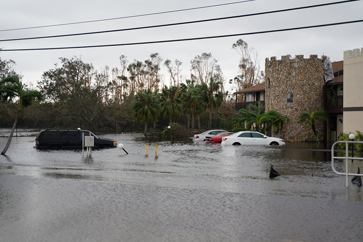 Öte yandan, Ulusal Hava Servisi de son güncellemesinde kasırganın hızının biraz yavaşlayarak 112 kilometreye düştüğünü, ancak Atlantik Okyanusu kıyı şeridine yaklaştıkça tekrar hız kazanabileceğini belirtti.<br><br>