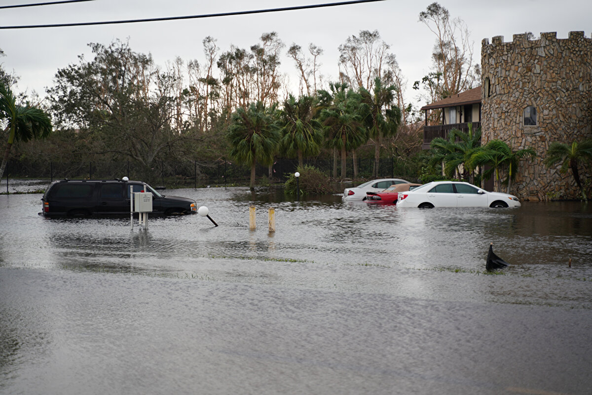 Biden, halka, kasırga ile ilgili yetkililerin uyarılarına uyma ve gerçekten zorunlu olmadıkça dışarı çıkmaması çağrısı yapmış, petrol şirketlerine de "kasırgayı akaryakıt fiyatlarını artırmak için bahane olarak kullanmayın" uyarısında bulunmuştu.<br><br>