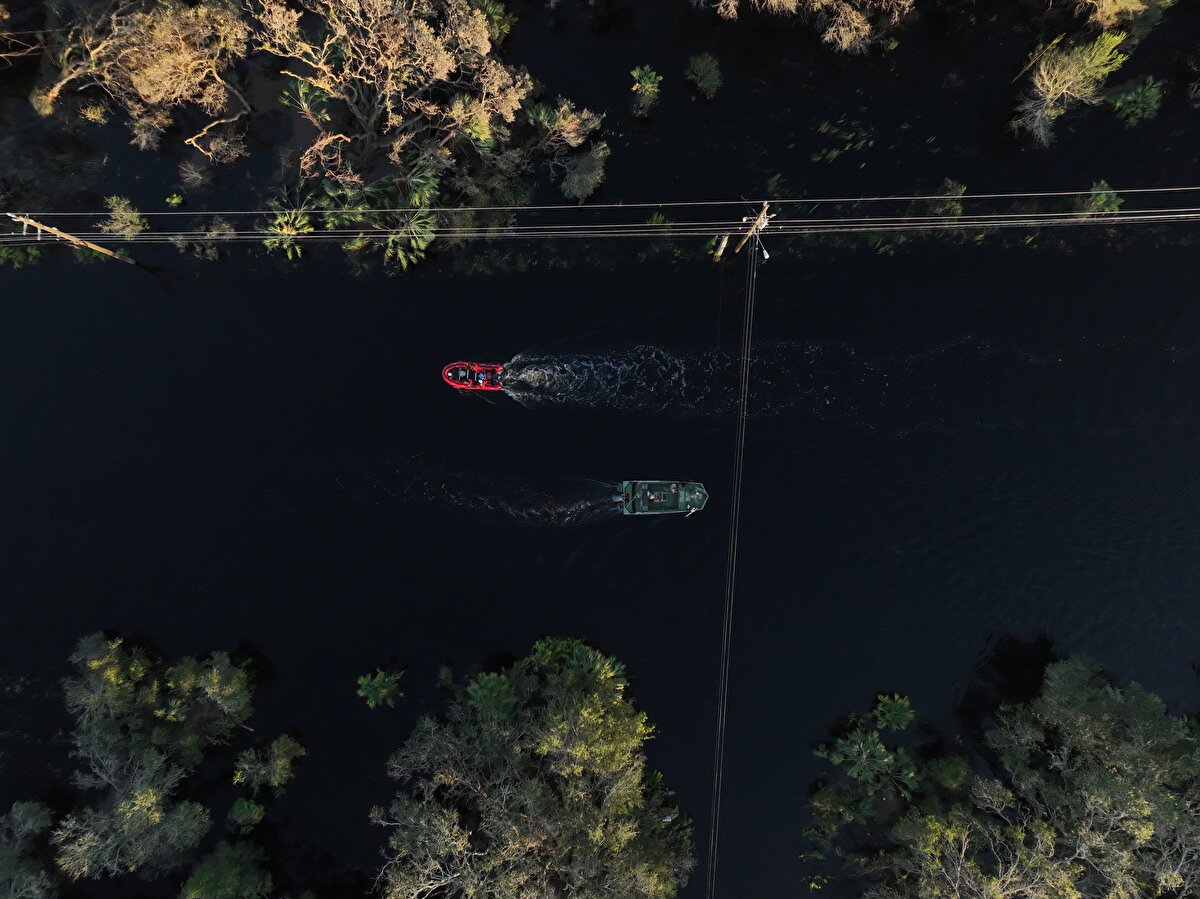 En az 45 kişi hayatını kaybetti, yüzlerce kişi botlarla mahsur kaldıkları yerlerden kurtarıldı.<br><br>