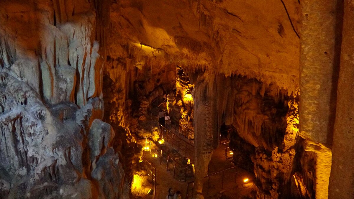 SABİT SICAKLIK<br>Öte yandan, mağara nem oranının yüzde 80, sıcaklığın 18 derecede sabit kalması ile dikkat çekiyor. 3 bölümden oluşan mağaranın birinci bölümüne 'Huzur', ikinci bölümüne 'Şifa', üçüncü bölümüne ise 'Dilek' adı verilmiş durumda.