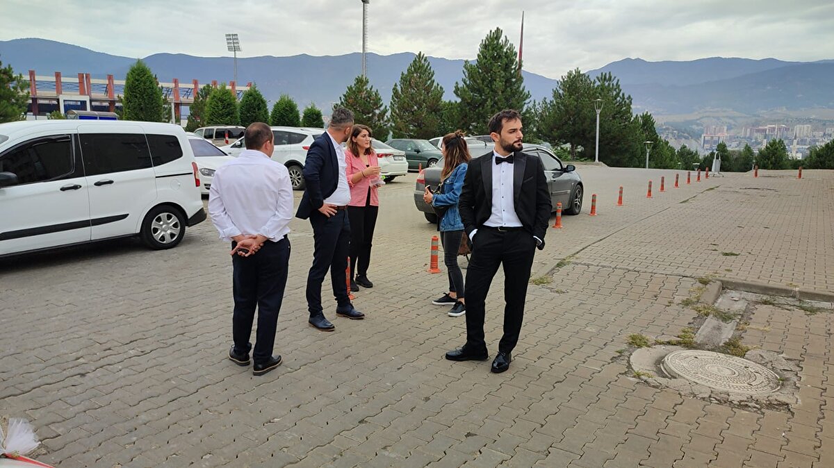 Diğer adaylar da sınava gelinliği ile giren Karataş'ı tebrik etti. Damat Ali Selam ise okul kapısında sınavın bitmesini bekledi. 