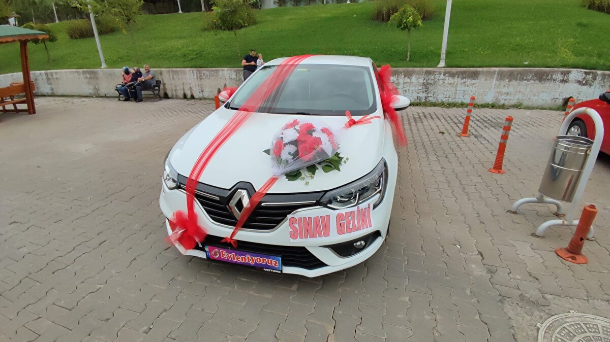 Kübra Karataş, düğün günü ile sınavı çakınca okula gelinliği ile gelmek zorunda kaldı. 'Sınav gelini' yazan gelin arabası ile okula gelen Karataş, KPSS Öğretmenlik Alan Bilgisi Testi'ne girip, ter döktü. 