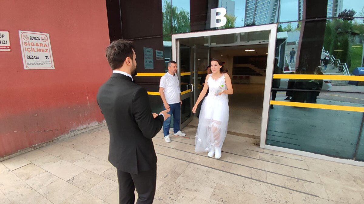 Sınıftakiler de bir an şaşırdı. Bizim düğün tarihimiz daha önceden alınmıştı. Fakat sınav ertelendiği için bugün böyle bir tesadüf oldu. Bu durumu güzel bir anıya dönüştürmek istedik. Sınava girmek istedim, gelinlik uğur getirir umarım" dedi. Gelin ve damat, daha sonra düğün salonunun yolunu tuttu.