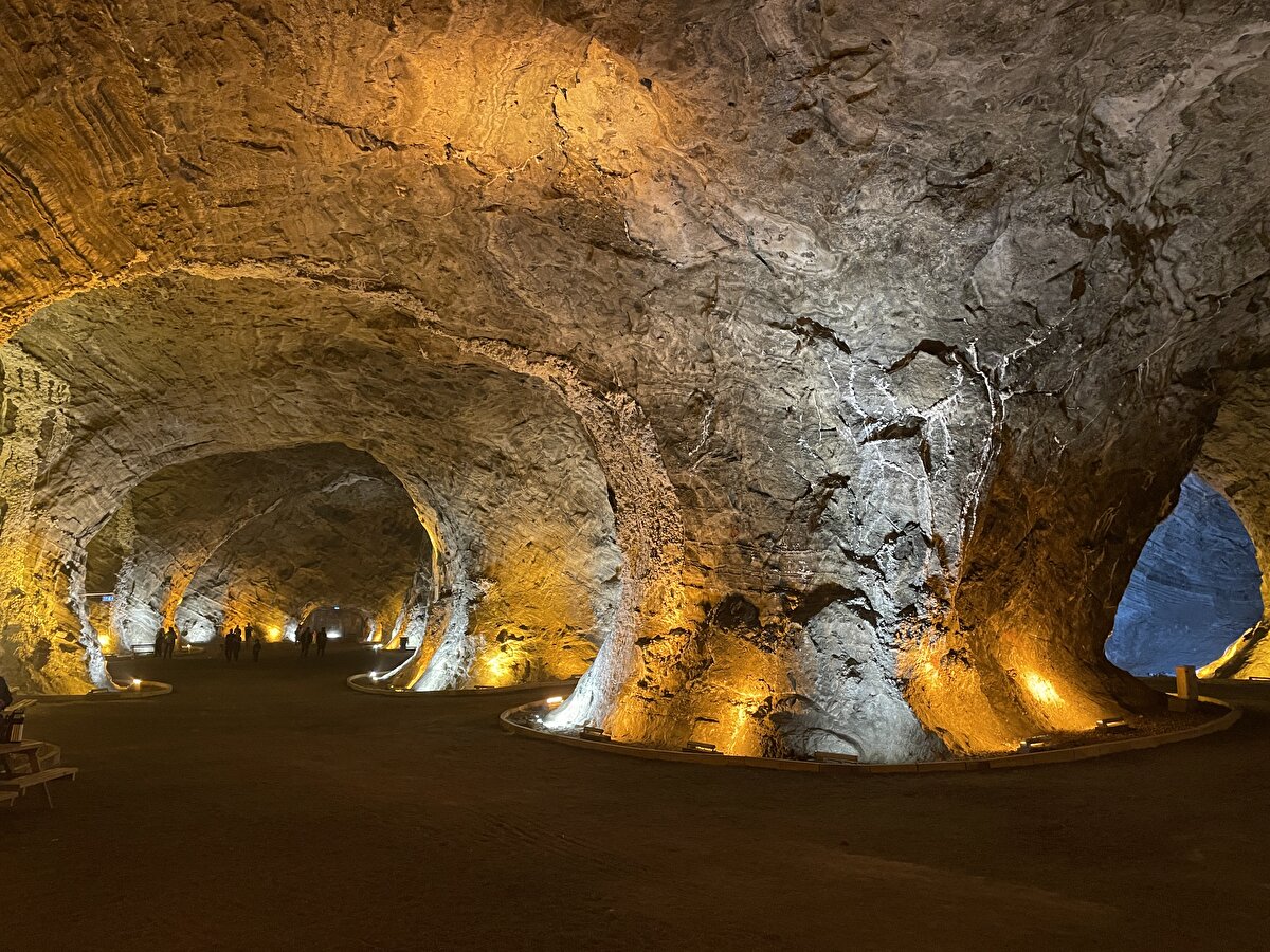 Ziyaretçilerden Ahmet Özdemir, AA muhabirine, arkadaşlarının tavsiyesi üzerine geldiği mağarayı, anlatıldığından daha güzel bulduğunu söyledi.<br>