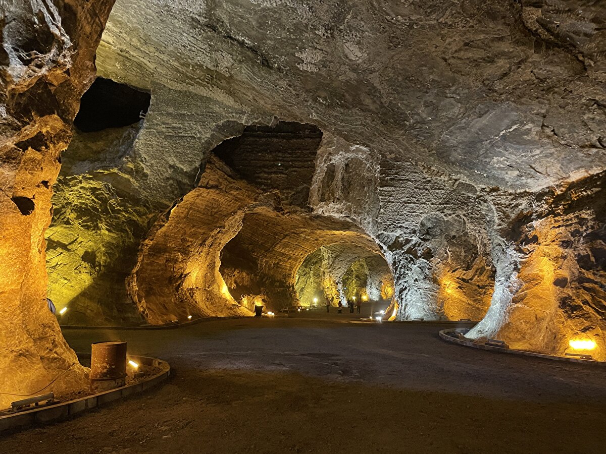 Özellikle hafta sonlarında Iğdır'ın yanı sıra Kars, Ağrı, Erzurum, Van ve Ardahan gibi çevre illerden ziyaretçilerin geldiği mağaralar, bölgenin en yoğun turizm alanlarından biri olarak ziyaretçilerini ağırlıyor.<br>