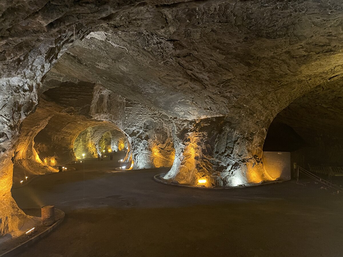 Dağın içinde böyle bir yapının bulunmasının şaşırtıcı olduğunu anlatan Özdemir, "Hayatımda görmem gereken bir yer olduğunu buraya gelince anladım. Çok güzel bir yer, herkese görmesini tavsiye ederim. Galerilerin oluşması, her yerin tuz olması, yürüdüğümüz yolun bile tuzdan oluşması beni çok etkiledi, çok beğendim. Arkadaşlarıma da önereceğim, mutlaka görülmesi gereken bir yer." dedi.<br>