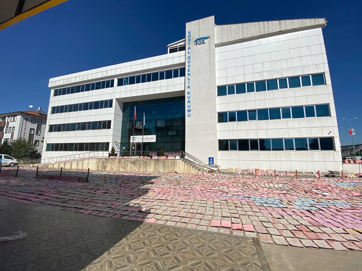  Yaklaşık 50 yıldır bekletilen 70 bin işveren, işçi ve emekli dosyası bodrum kattaki arşiv odalarında su altında kaldı.